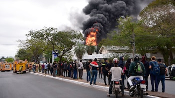 Personas observan el incendio desatado
