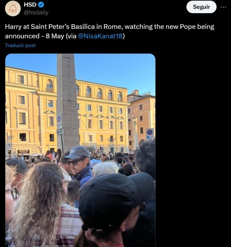 La imagen muestra a un hombre que muchos creen es Harry Styles entre la multitud reunida en la Plaza San Pedro (Captura/X/@nisakanat18)