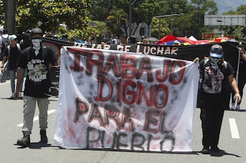 Personas marchan pidiendo trabajo digno