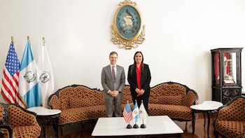 Encargado de negocios John Barrett