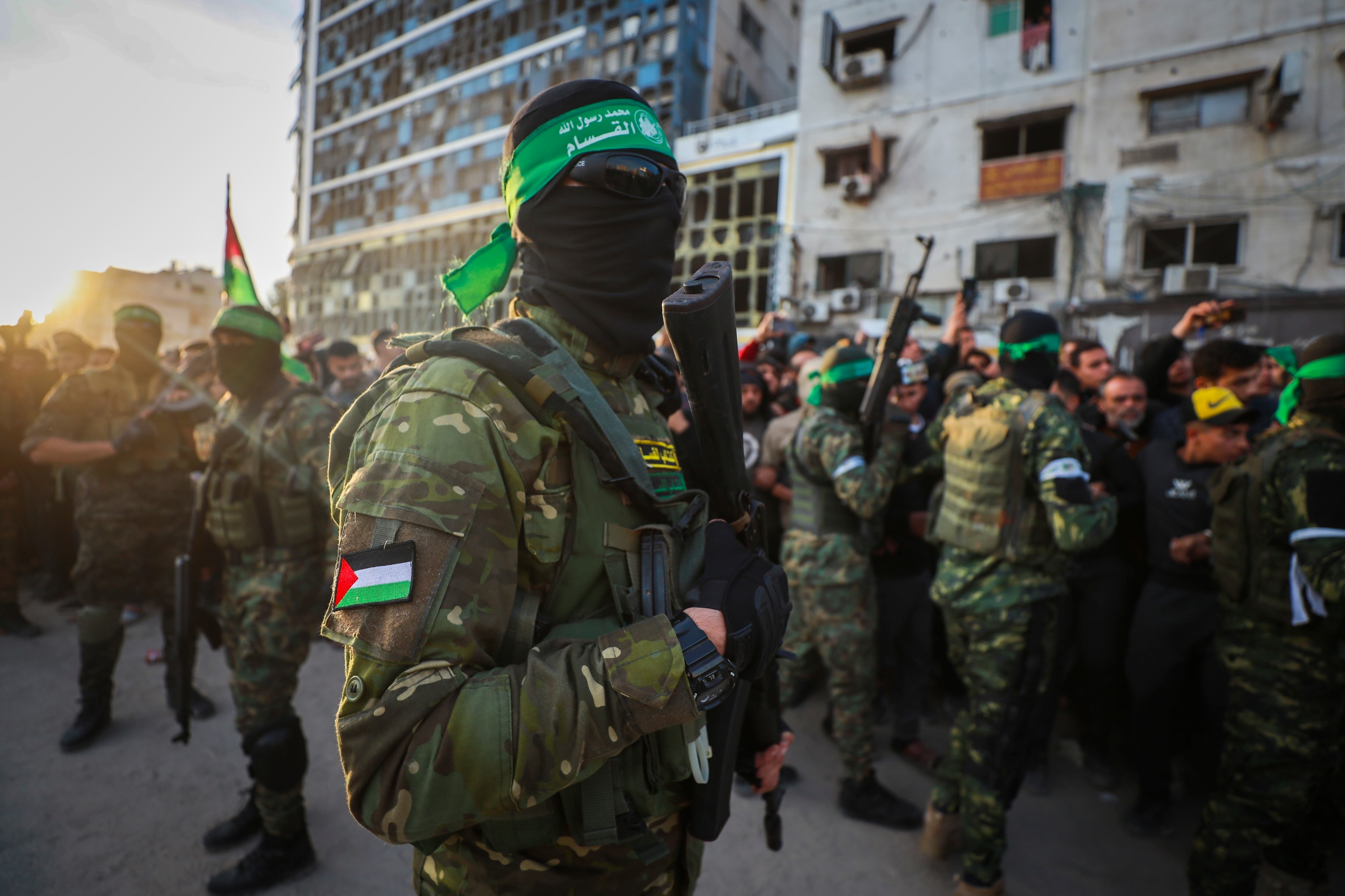 Milicianos de Hamas en el momento en que vehículos de la Cruz Roja buscaban a rehenes israelíes que iban a ser liberadas como parte de un acuerdo con Israel en Ciudad de Gaza el 19 de enero de 2025 (AP foto/Abed Hajjar)