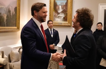 El Presidente Javier Milei saludó al Vicepresidente de los Estados Unidos, JD Vance, en su visita oficial a la Casa Blanca.