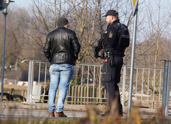 Un oficial conversa con un