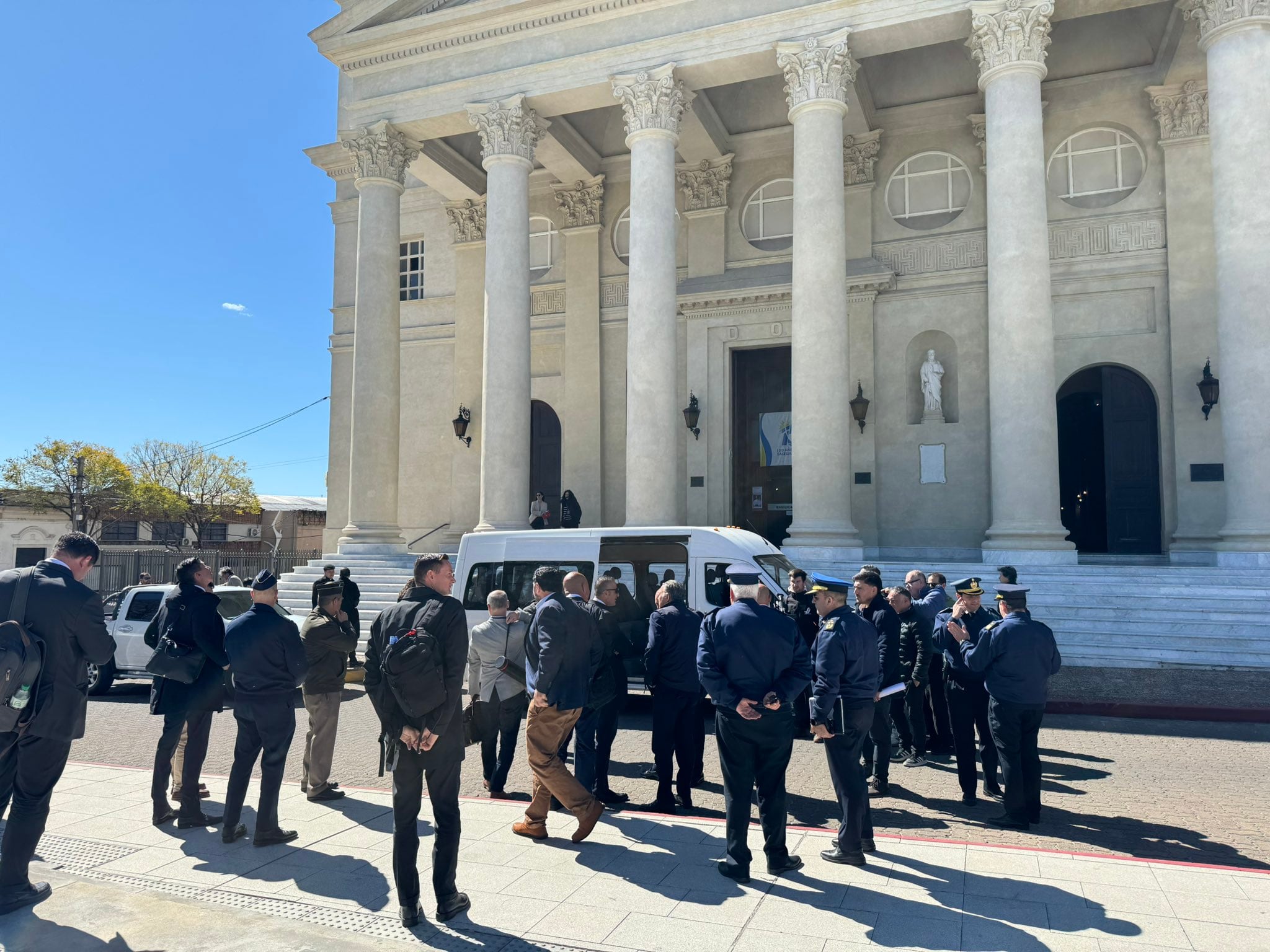 La delegación Vaticana en la Basílica de Nuestra Señora del Rosario y San Benito de Palermo (@iglesiauy)