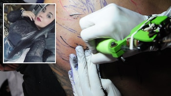 Yenifer García planeaba terminarse su tatuaje en la espalda y para esto la segunda sesión se llevó a cabo en su domicilio, ubicado en el barrio La Resurrección, en la localidad de Rafael Uribe Uribe - créditos archivo Colprensa | equipo de prensa concejal Jairo Avellaneda