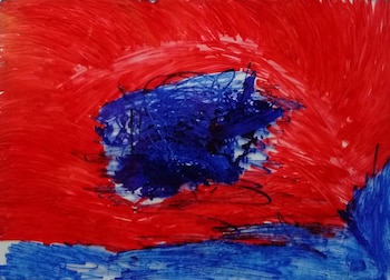 Un dibujo abstracto con un gran campo de color rojo en la parte superior, una forma central irregular azul oscuro y una franja azul en la parte inferior