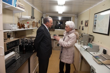 Josefina Castellví junto a Isidre