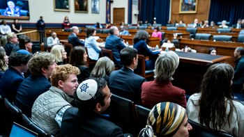 Dirigentes de la Universidad de Columbia se enfrentaron al escrutinio de legisladores sobre el antisemitismo en el campus