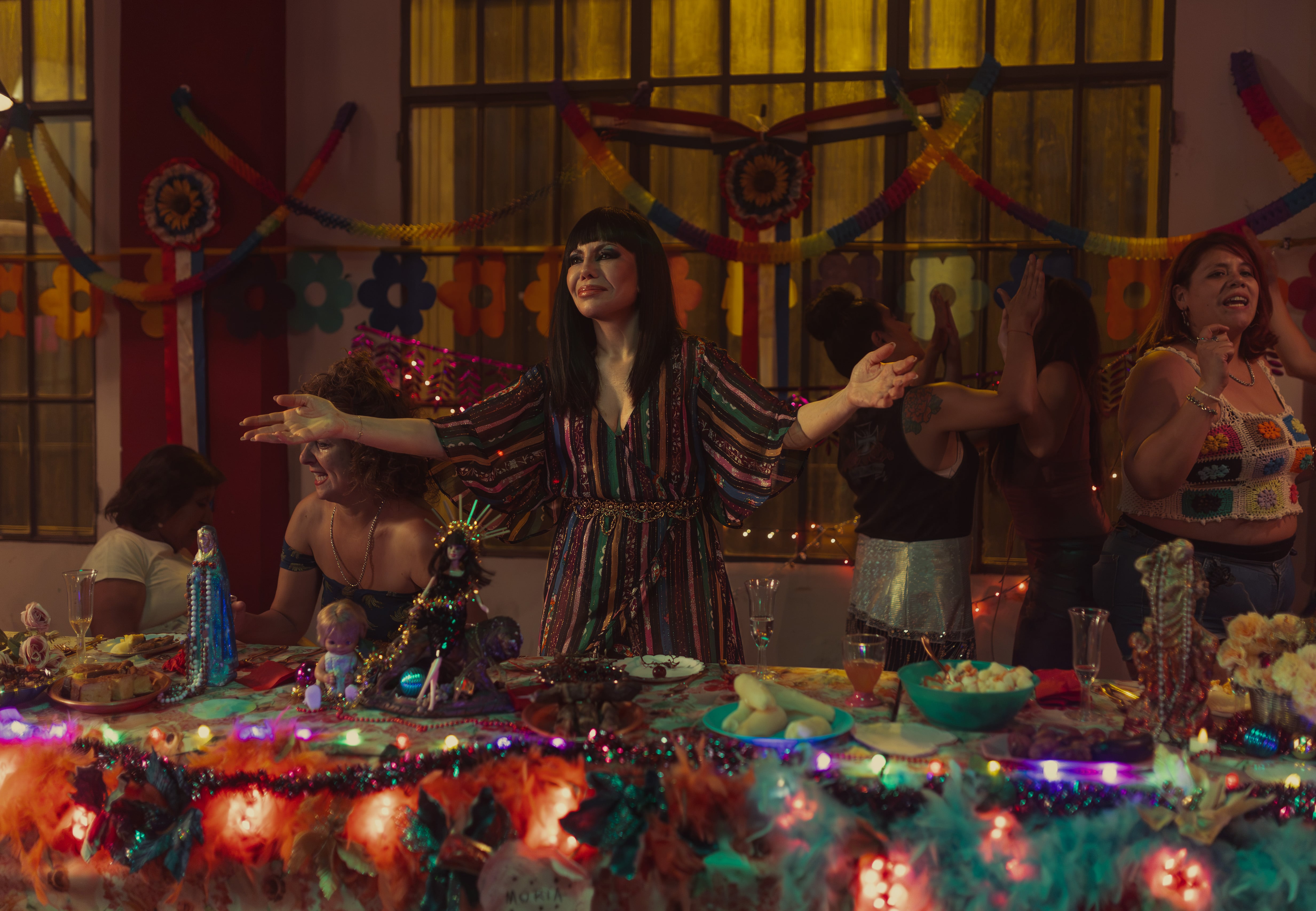 El icónico momento en que Moria Casán celebra con sus compañeras de prisión su próxima liberación. Cecilia Roth personificó a Moria Casán en la biopic de la diva. Alina Schrwarcz / Netflix ©️2026