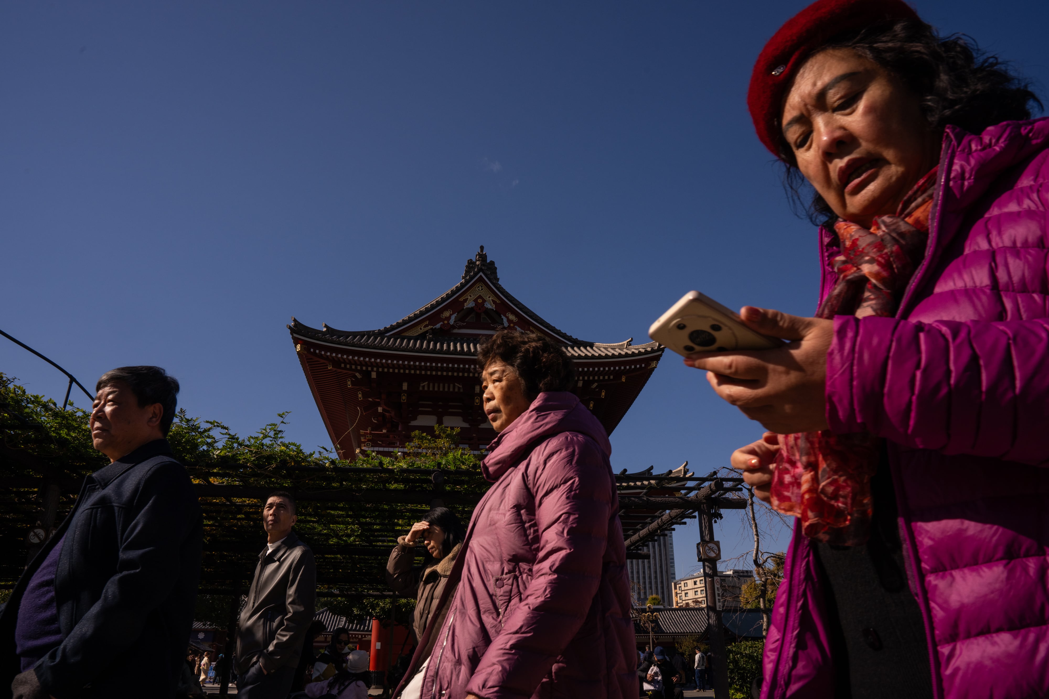 Turistas de China continental visitan el templo Sensoji en el distrito de Asakusa, Tokio. (AP Photo/Louise Delmotte)