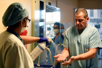 Trabajadores médicos en el hospital