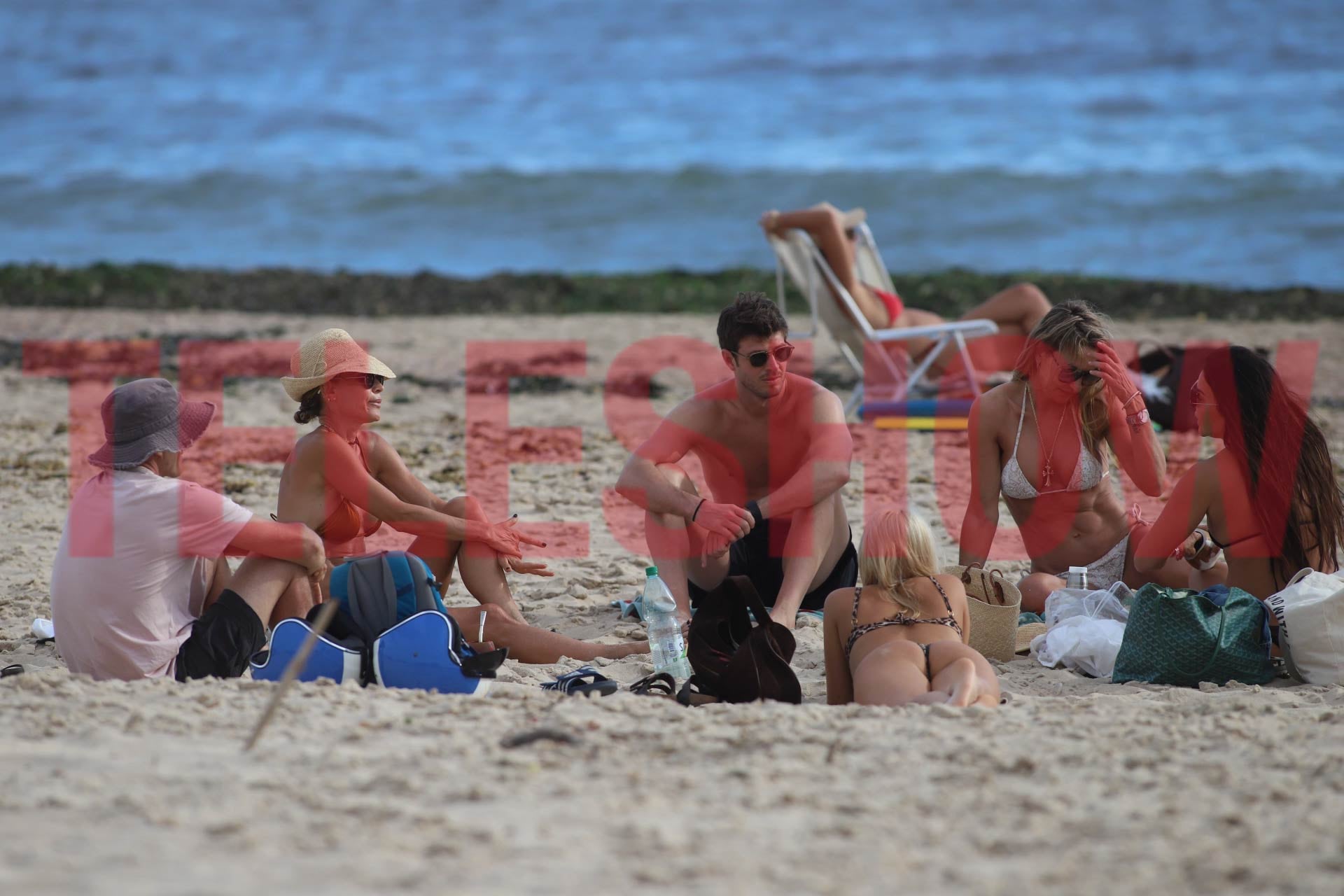 Bursten compartió una tarde de playa en José Ignacio junto a un grupo de amigos y un hombre con quien mostró especial cercanía (RSFotos)