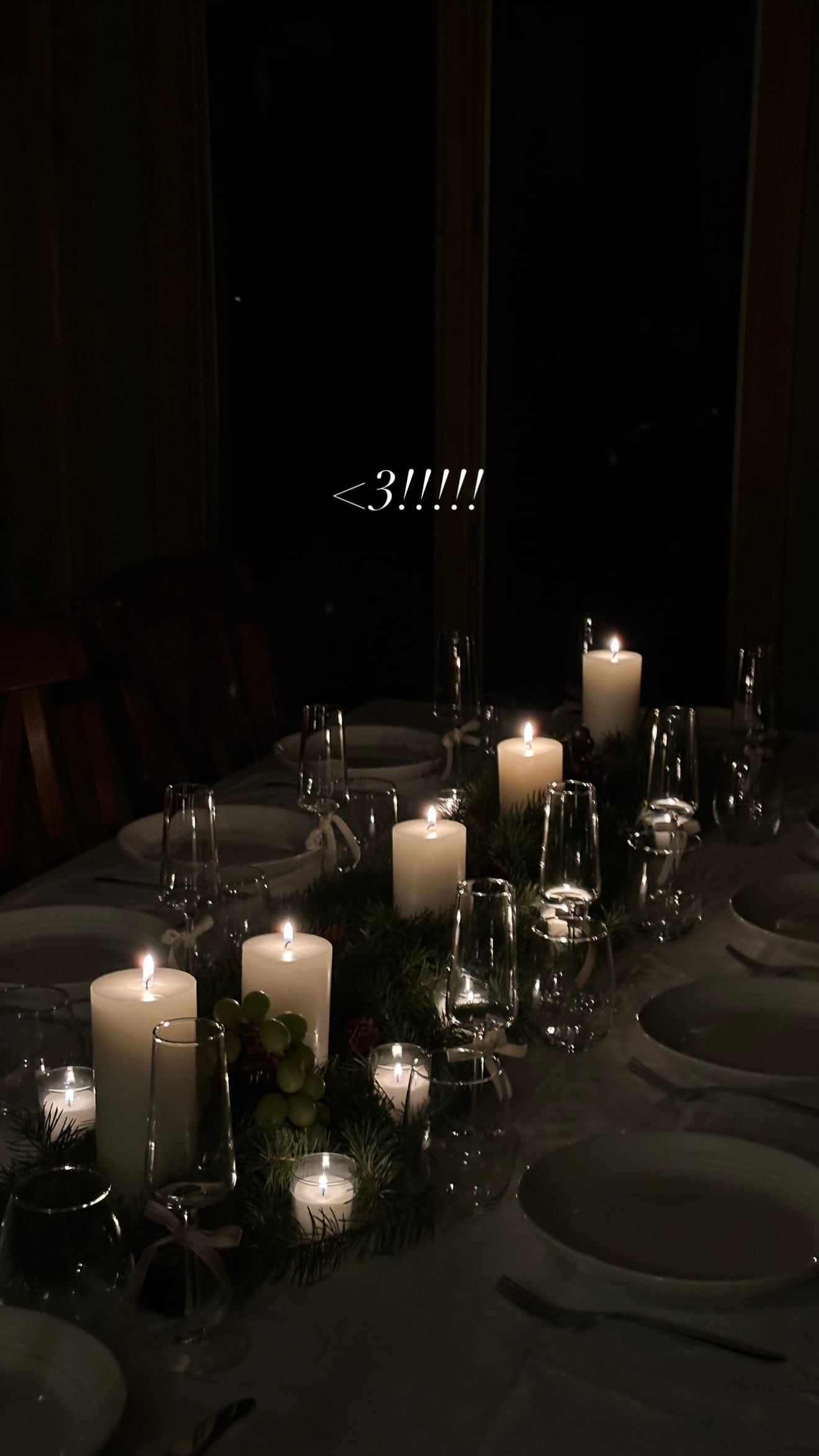 La mesa de Año Nuevo de Emilia Mernes y Duki con sus amigos