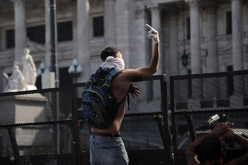 Los manifestantes intentaron derribar las