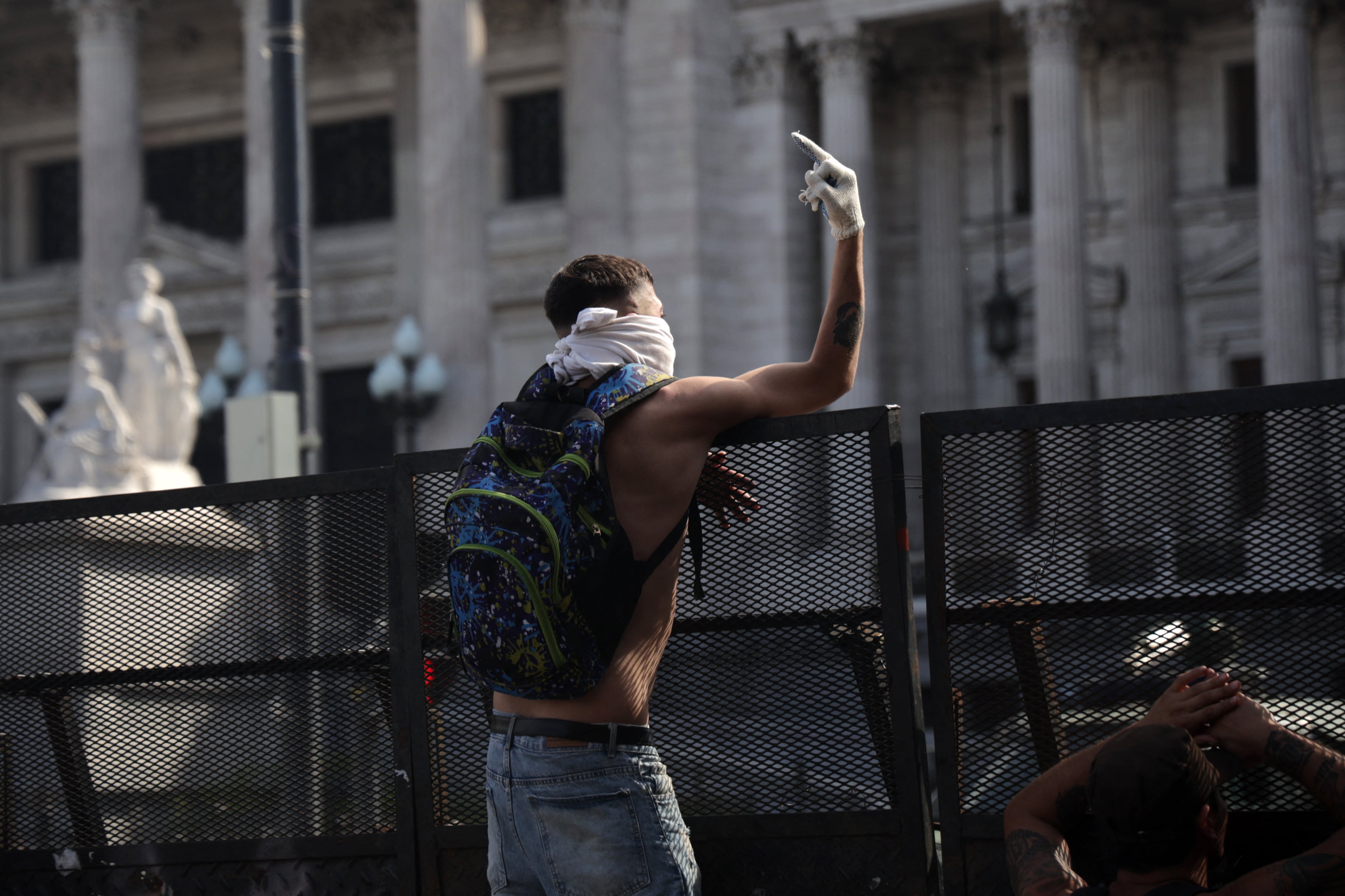 Los manifestantes intentaron derribar las vallas (Photo by TOMAS CUESTA / AFP)