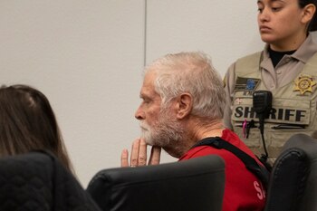 George Alan Kelly escucha un