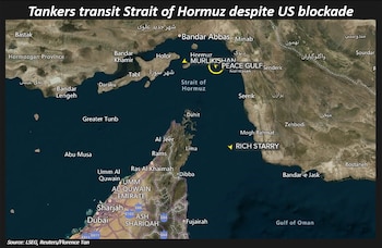 Mapa satelital del estrecho de Ormuz con la costa de Irán al norte y Emiratos Árabes Unidos al sur. Se marcan las ubicaciones de MURLIKISHAN, PEACE GULF y RICH STARRY