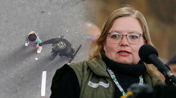 Mujer rubia con gafas, chaqueta verde oliva y cuello negro, habla a micrófonos. Detrás, imagen borrosa de un adulto y un niño en una calle.