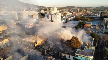 Columnas de humo se elevan