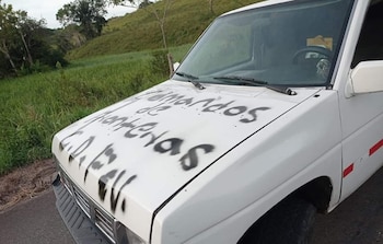 En al menos cuatro puntos