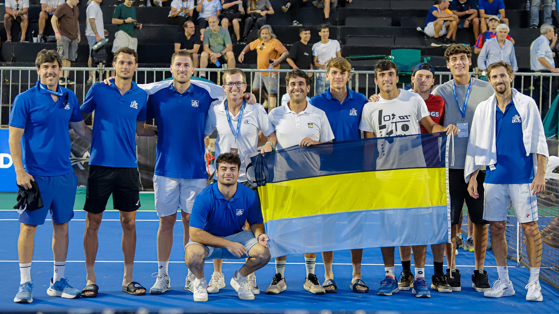 El equipo completo del Buenos Aires Lawn Tennis Club, unido y celebrando su clasificación a las semifinales de Las Finales AAT, tras una jornada vibrante en el Círculo de la Fuerza Aérea (Crédito: Prensa AAT)