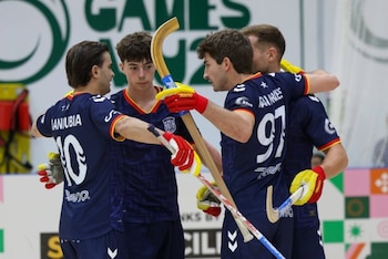 15/10/2026 La selección española de hockey patines celebrando la victoria frente a Suiza y su pase a las eliminatorias directas.
La selección española masculina de hockey patines se impuso a Suiza (10-1) y firmó una fase de grupos con pleno de victorias, mientras que los patinadores de scooter park Jehiel Durán y Markel Goñi se clasificaron a la final júnior masculina, en la duodécima jornada de los World Skate Games, que se están disputando en Asunción (Paraguay).
SUDAMÉRICA PARAGUAY DEPORTES
PRENSA RFEP