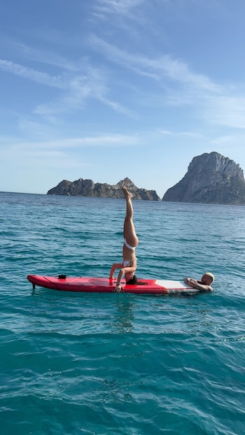 La China haciendo la vertical