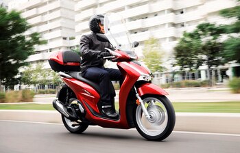 Una Honda Scoopy 125, uno