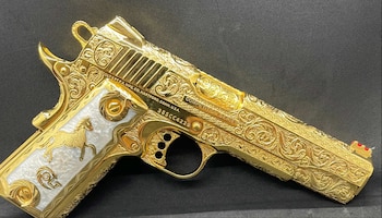 MIAMI (FL, EEUU), 03/08/2026.- Fotografía divulgada por la Fiscalía del Distrito Sur de Florida que muestra una pistola de oro confiscada al hondureño Luis Matute Figueroa, de 33 años, quien fue declarado culpable por los cargos de conspiración para la venta ilegal de armas. Un jurado federal estadounidense condenó este lunes a un inmigrante hondureño acusado de traficar armas a Centroamérica desde Florida, por lo que podría recibir una sentencia de hasta 20 años en prisión, informó el Departamento de Justicia (DOJ). EFE/Fiscalía del Distrito Sur de Florida /SOLO USO EDITORIAL /NO VENTAS /SOLO DISPONIBLE PARA ILUSTRAR LA NOTICIA QUE ACOMPAÑA /CRÉDITO OBLIGATORIO