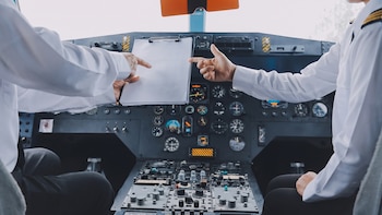 El motivo detrás del silencio que guardan los pilotos de avión previo a cada ascenso o descenso