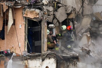 Personal de emergencia evacua a