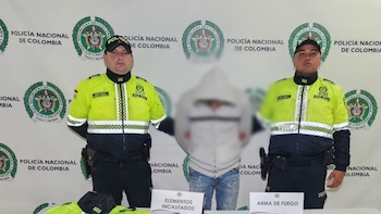 Falso policía se movilizaba en Bogotá armado, con prendas oficiales y en un carro de alta gama: así lo capturaron