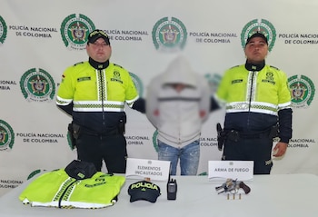La Policía capturó a un hombre por portar un revólver y usar prendas institucionales en Bogotá - crédito MEBOG