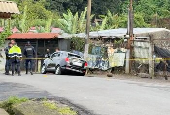 El vehículo donde viajaban las dos víctimas quedó en medio de una ráfaga de disparos en Lotes Fecosa, Cartago. (Cortesía)