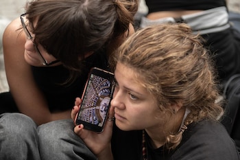 02/10/2026 Varios jóvenes siguen el debate de los dos decretos sobre la vivienda en el Congreso de los Diputados, a 2 de octubre de 2026, en Madrid (España). Los manifestantes congregados ante el Congreso de los Diputados durante toda la mañana de este viernes mientras se debatían los decretos sobre vivienda han decidido encaminarse de nuevo hacia la Puerta del Sol tras el 'no' del hemiciclo al primero de ellos: "Sus beneficios, nuestra miseria", han gritado antes de dar media vuelta, al tiempo que coreaban "vergüenza", confirmando que continúan la acampada.
POLITICA
Fernando Sánchez - Europa Press