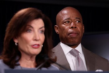 La gobernadora Kathy Hochul se