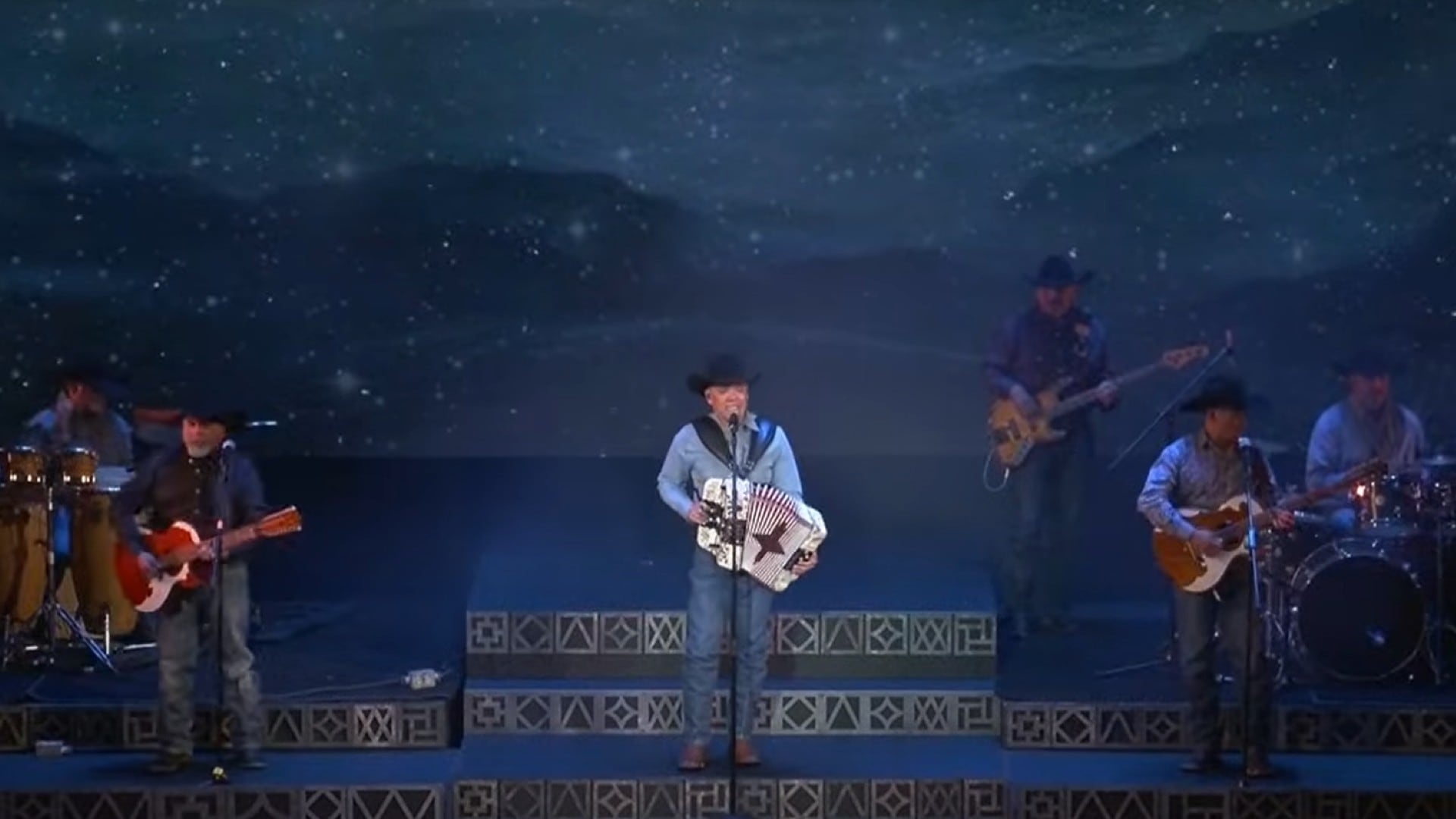 Las Fiestas Patrias en CDMX y Edomex suman conciertos con Intocable en el Zócalo y artistas como Santa Fe Klan, Lila Downs y María José en otros municipios. (Canal 22).