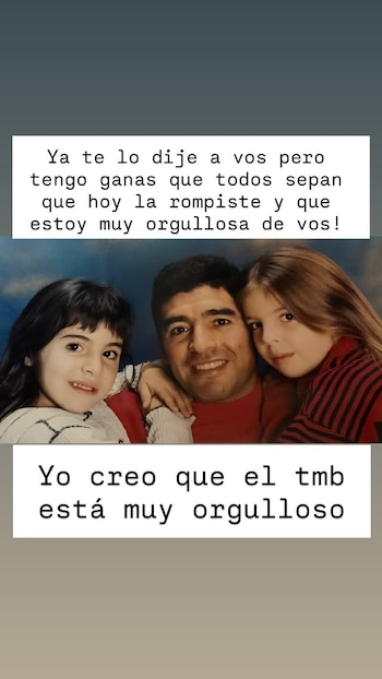 Fotografía antigua de Diego Maradona sonriendo, abrazando a sus dos hijas pequeñas, Gianinna y Dalma. La imagen tiene mensajes superpuestos
