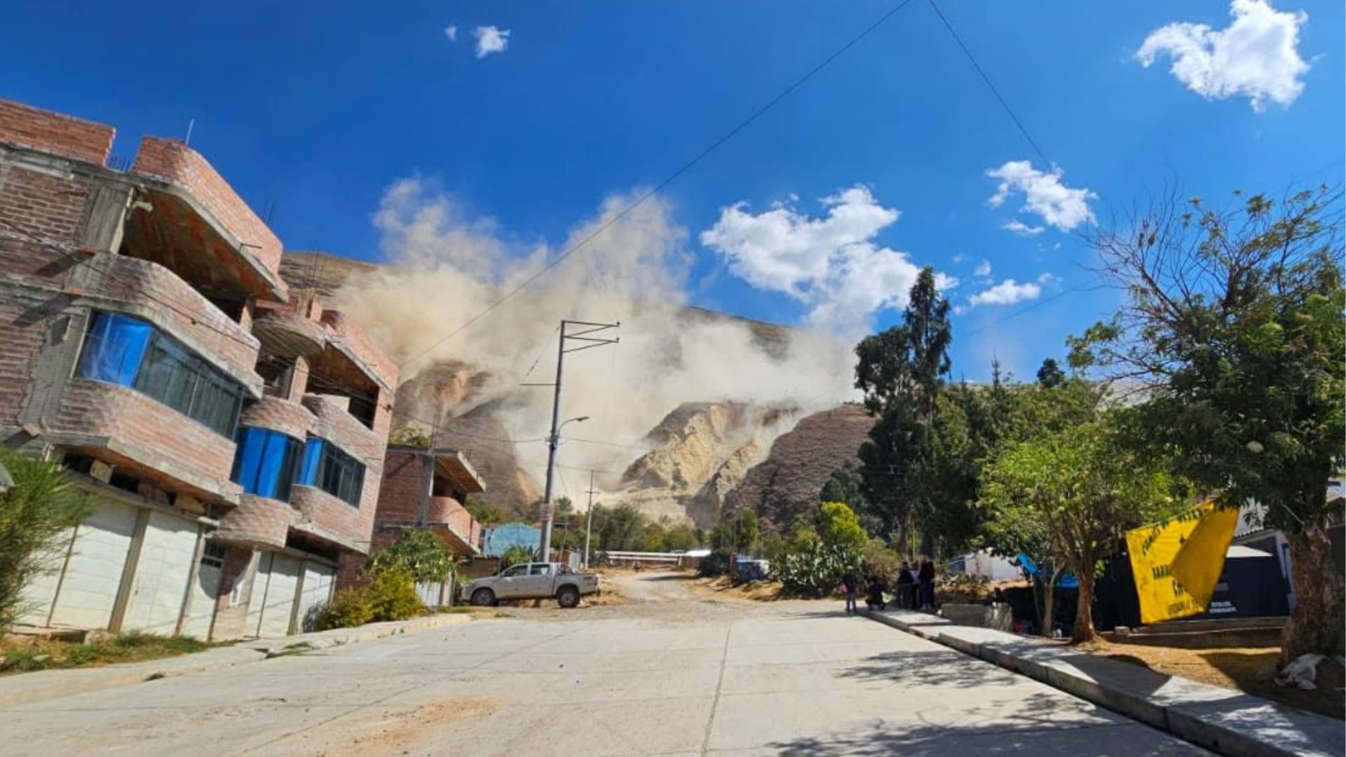 Una densa nube de polvo asciende sobre un cerro en la provincia de Chupaca, Junín, tras un sismo de magnitud 5.0. (Foto: Facebook)