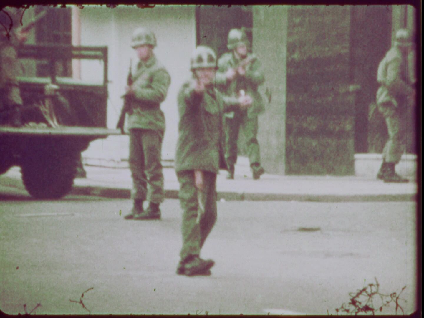 Después de30 años se supo el nombre del asesino: el cabo segundo Héctor Hernán Bustamante Gómez, que en la película es el que dispara con la pistola