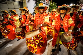 Fotografía de archivo de integrantes de una comparsa en Montevideo (Uruguay). EFE/Raúl Martínez
