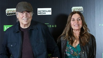 Joan Manuel Serrat y Candela Tiffón en una imagen de archivo. (Getty/Pablo Cuadra)