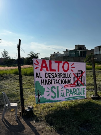 Los vecinos iniciaron la protesta el 20 de julio, tras conocer mediante folletos la construcción del complejo habitacional. Acusaron falta de información previa sobre el proyecto. (Crédito: X |@Somoselmedio)