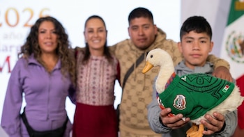 Merlín llega a Palacio Nacional: la familia del pato del Mundial se reúne con Claudia Sheinbaum en la mañanera