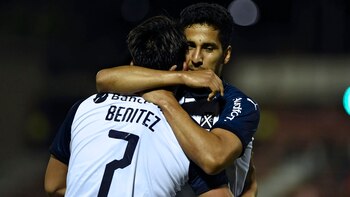 Argentina's Independiente Cecilio Dominguez (R)