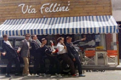 Los Fabulosos Cadillacs, con su primera formación, posan frente al comercio Vía Fellini en la ciudad de Mar del Plata.
