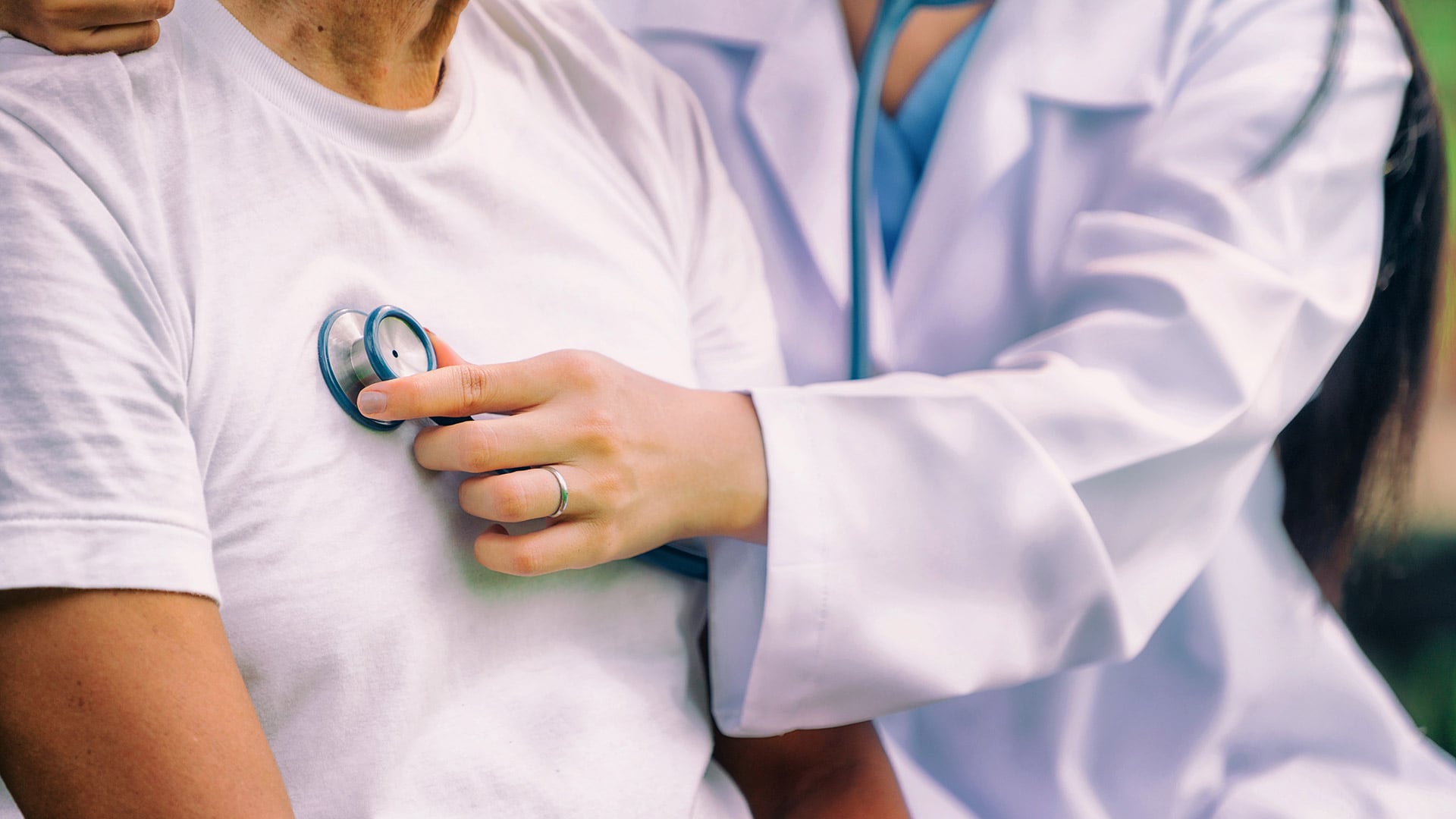 La Cleveland Clinic explica que pulso y frecuencia cardíaca no son lo mismo y advierte sobre su confusión frecuente (Freepik)