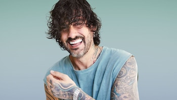 El reconocido cantante Melendi posa