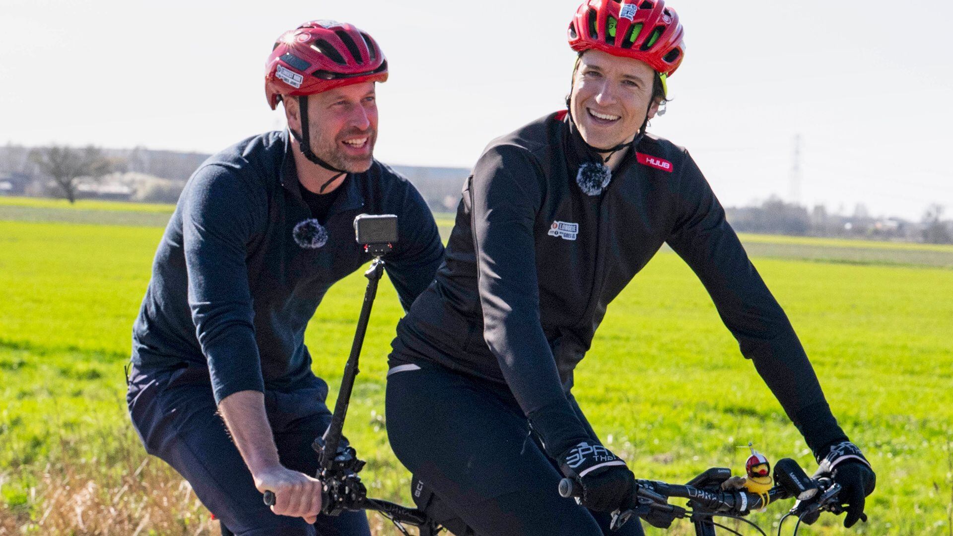 El presentador de la BBC Greg James y el príncipe Guillermo (BBC)