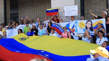 Venezolanos exigen el ingreso a María Corina Machado y elecciones presidenciales